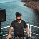 Un DJ devant la mer