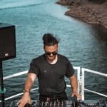 Un DJ devant la mer