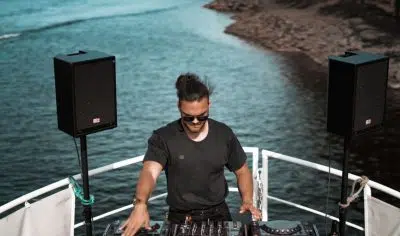 Un DJ devant la mer