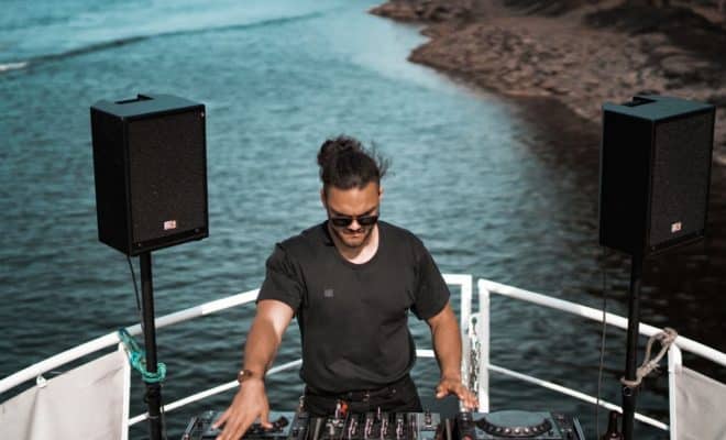 Un DJ devant la mer