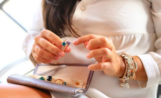 Une femme essaye une bague