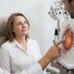 Femme d'âge moyen en consultation ophtalmologique