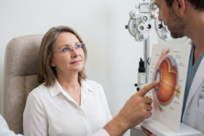 Femme d'âge moyen en consultation ophtalmologique