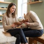 Femme regardant des chaussures dans une boutique moderne