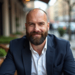 Homme chauve avec barbe soignee dans un cafe urbain