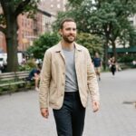 Homme décontracté en ville avec veste beige et sourire naturel