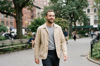 Homme décontracté en ville avec veste beige et sourire naturel