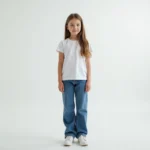Jeune mannequin adolescente en pose neutre dans un studio photo professionnel pour une fiche de casting agence